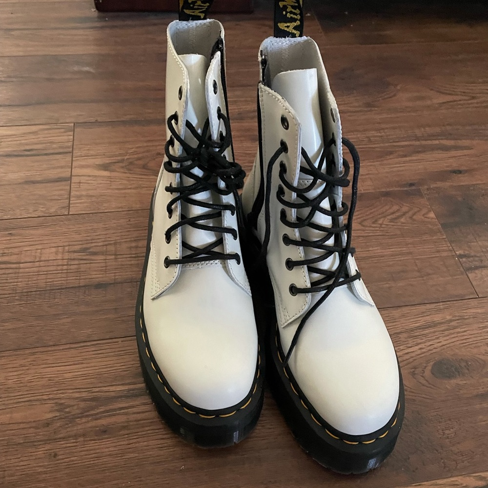 Dr. Martens JADON WHITE SMOOTH LEATHER PLATFORM BOOTS size 8 worn once
